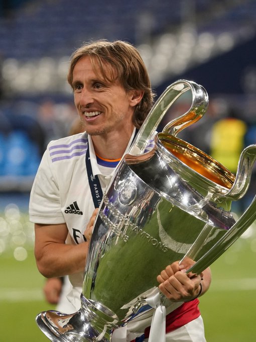 足球转会市场最新动态及趋势