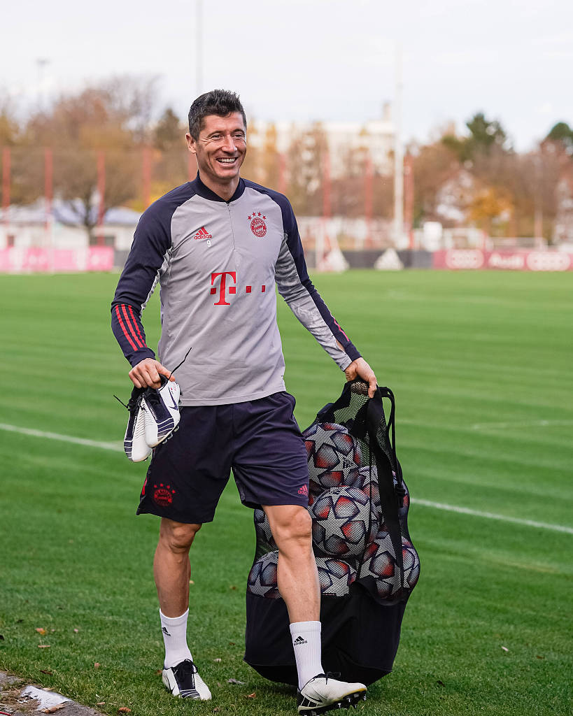 足球和篮球观赛热回暖，全球关注度持续上升