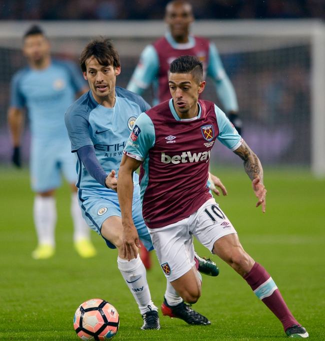 梅西捧起美职联冠军奖杯时，站在一旁的穆勒露出了最真挚的笑容