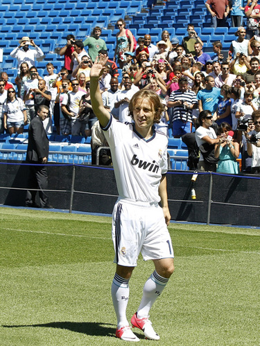 瑞典超保级附加赛被迫四次中断，球迷燃放烟火致人造草皮起火