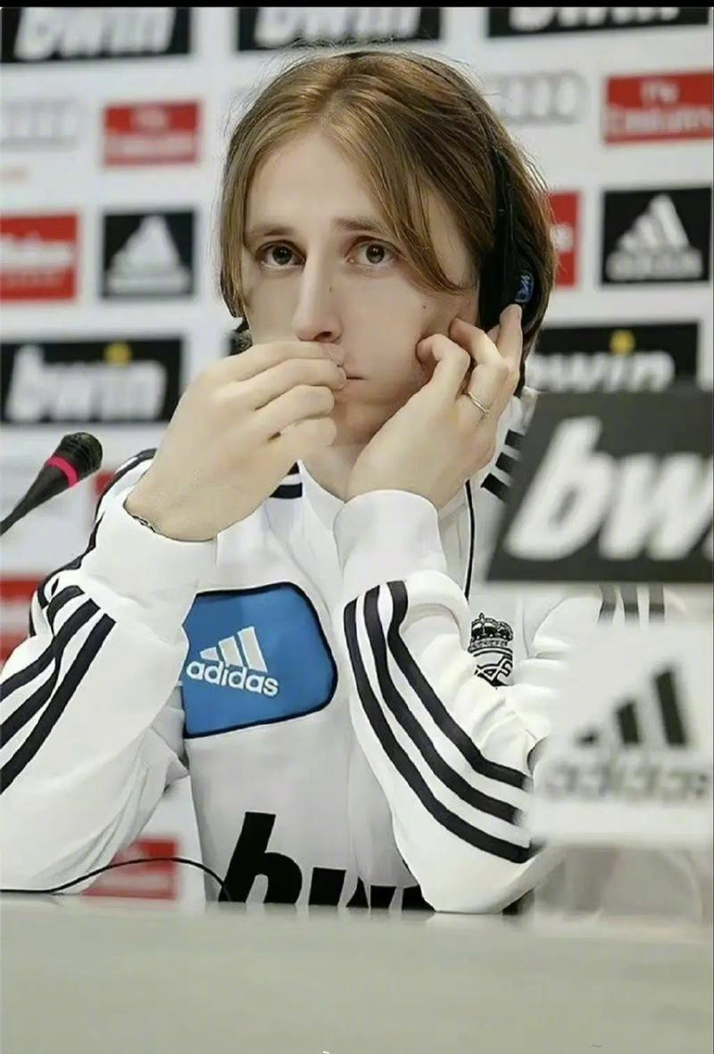 太阳报：英乙球迷朝对方门将扔椅子，被球队主帅严厉批评