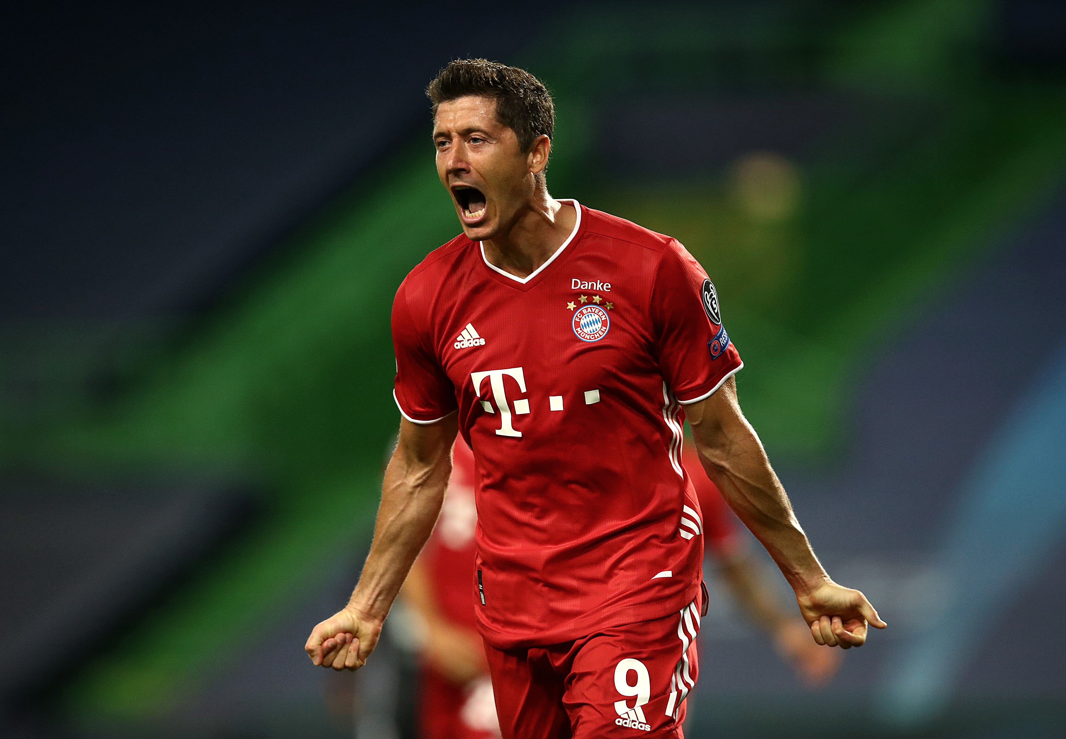 感受土超的气氛，埃德森在伊斯坦布尔德比中遭球迷投掷塑料杯