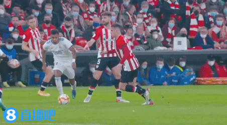 梅西杯开战，梅西和苏亚雷斯现场观战巴萨U16和河床U16的比赛